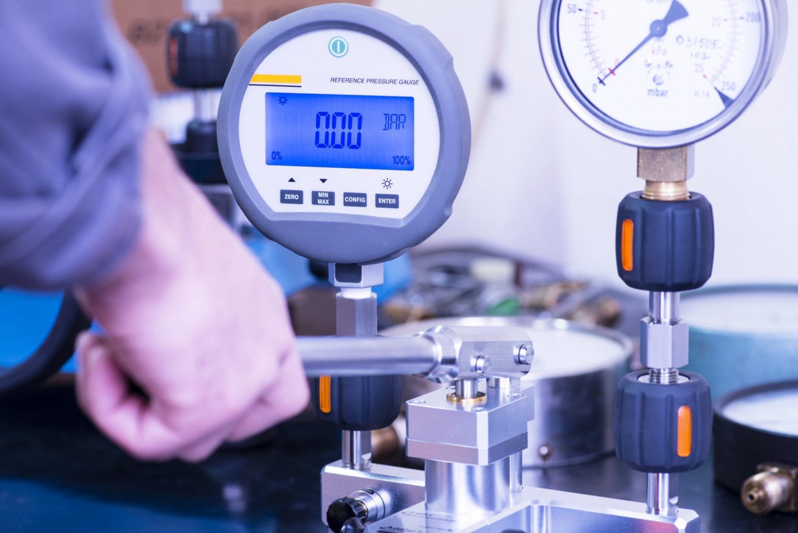 Digital reference gauge during a pressure calibration