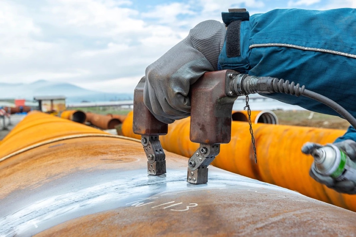 Magnetic particle testing of a pipeline weld in the field